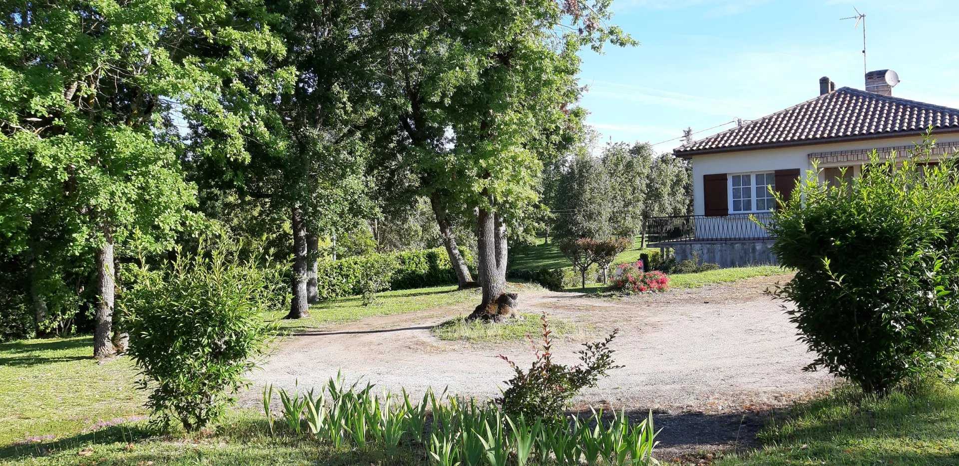 Huis in Villeneuve-de-Duras, Nouvelle-Aquitanië 12417505