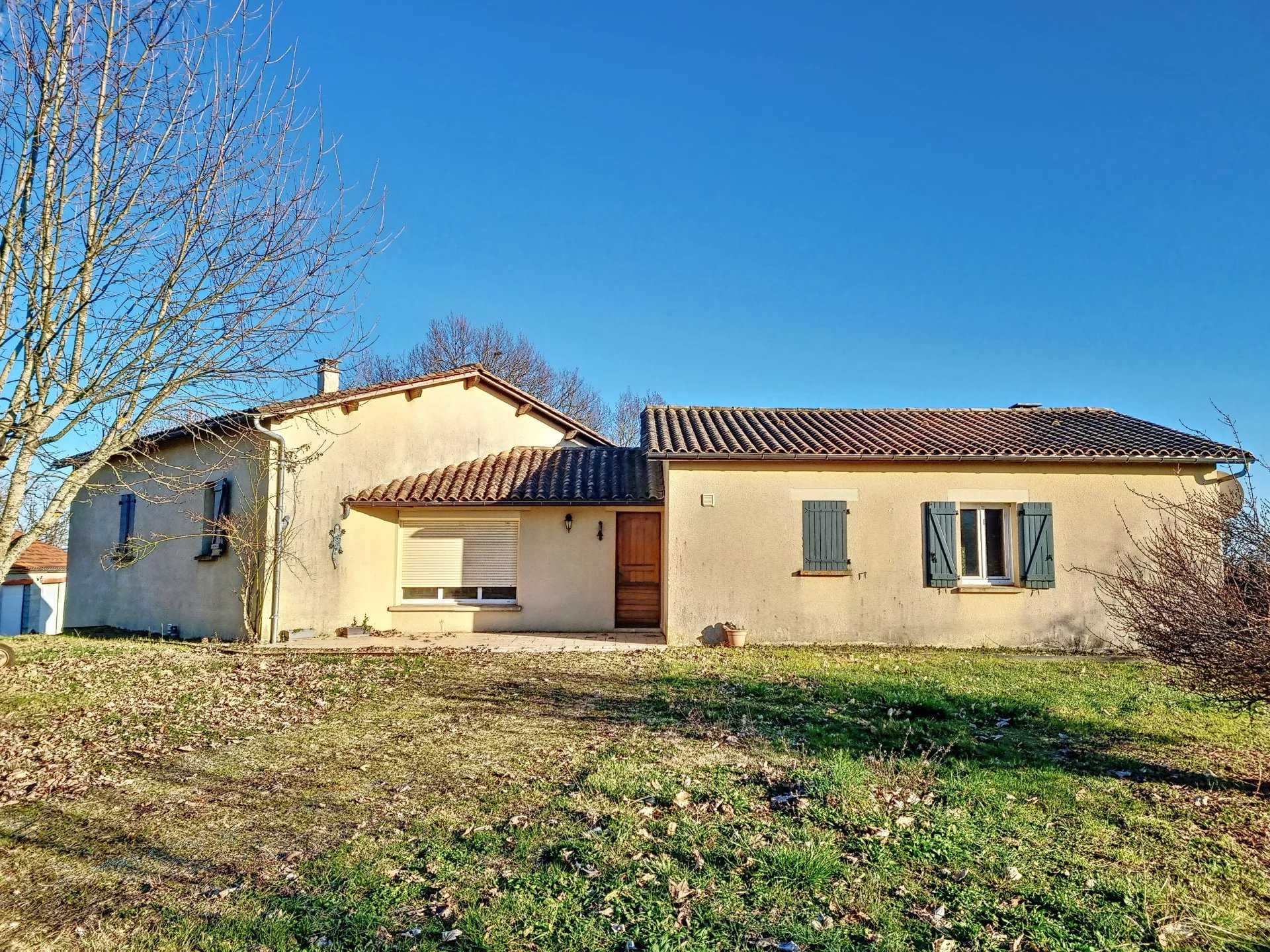 House in Saint-Martial-de-Nabirat, Nouvelle-Aquitaine 12417550
