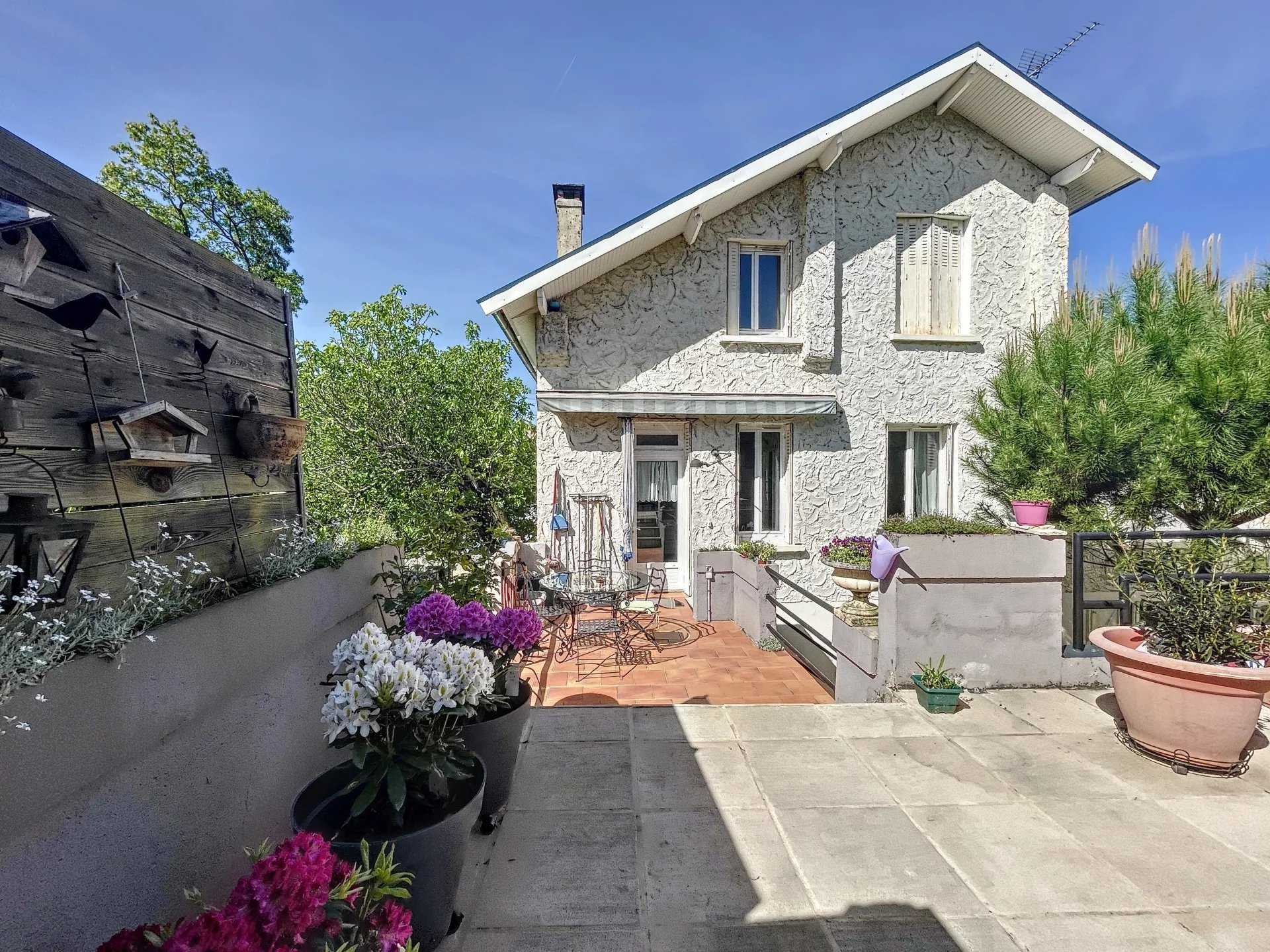 House in La Roche-l'Abeille, Nouvelle-Aquitaine 12417563
