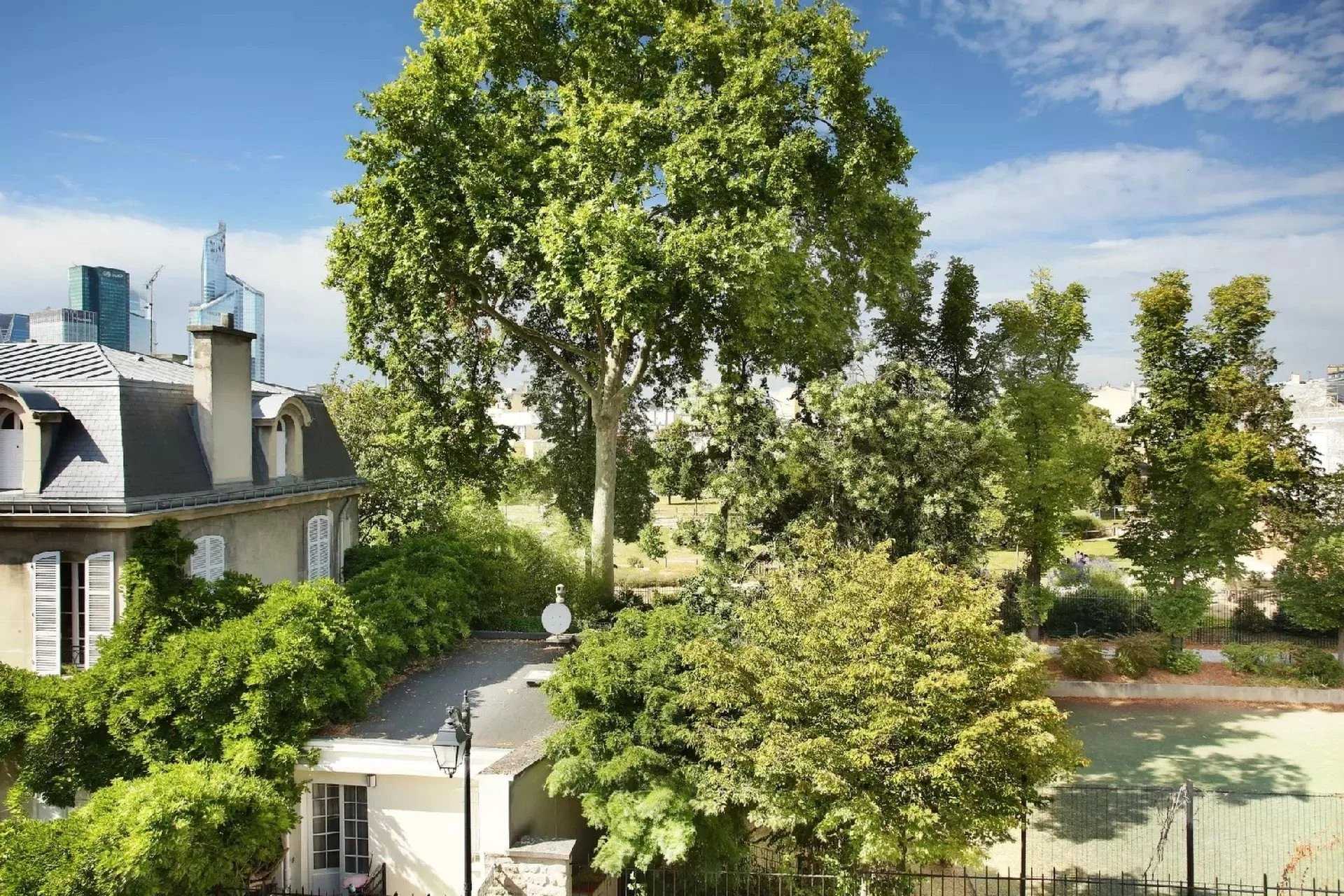 House in Neuilly-sur-Seine, Ile-de-France 12417608