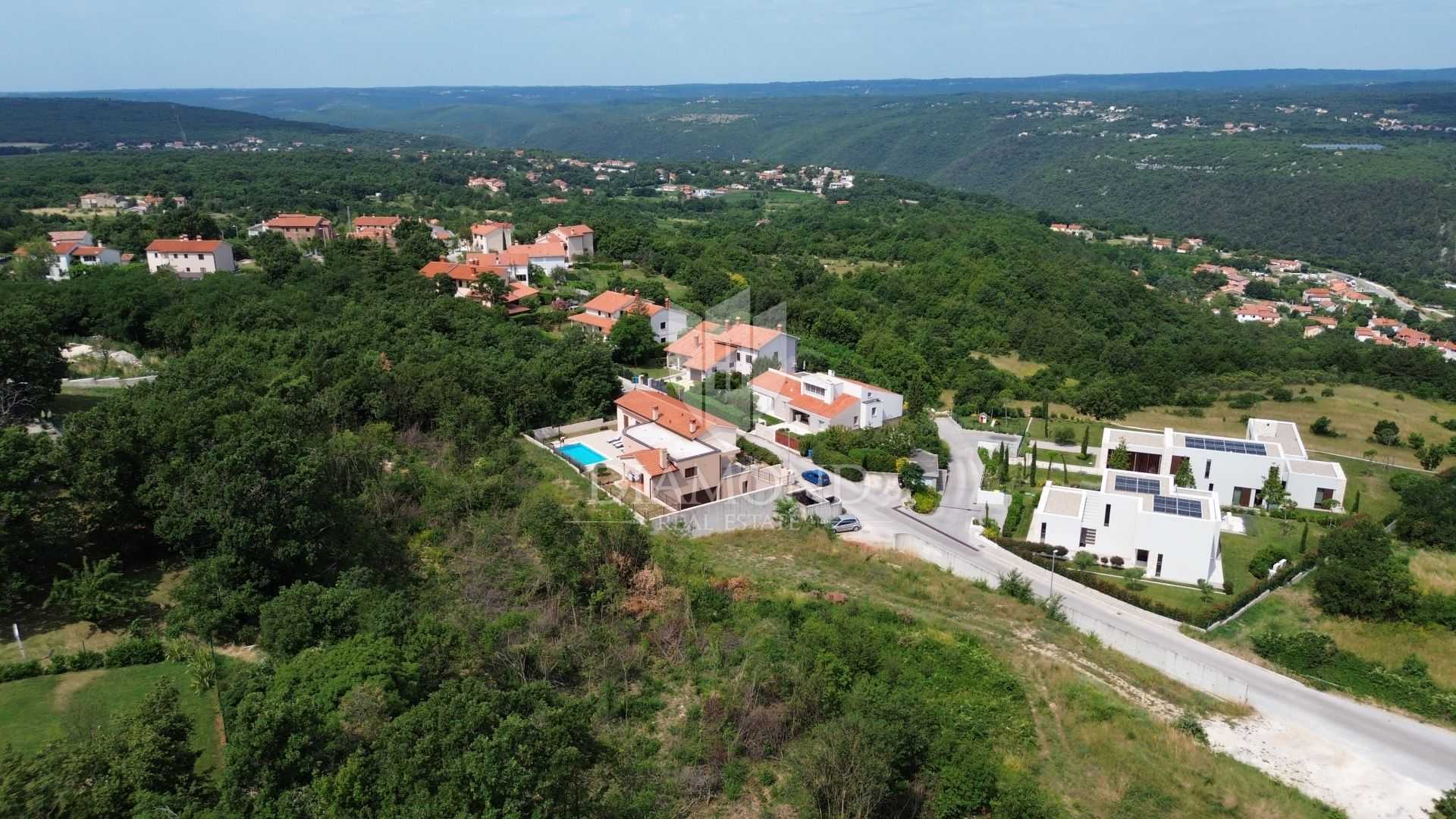 土地 在 Labin, Istria County 12418024