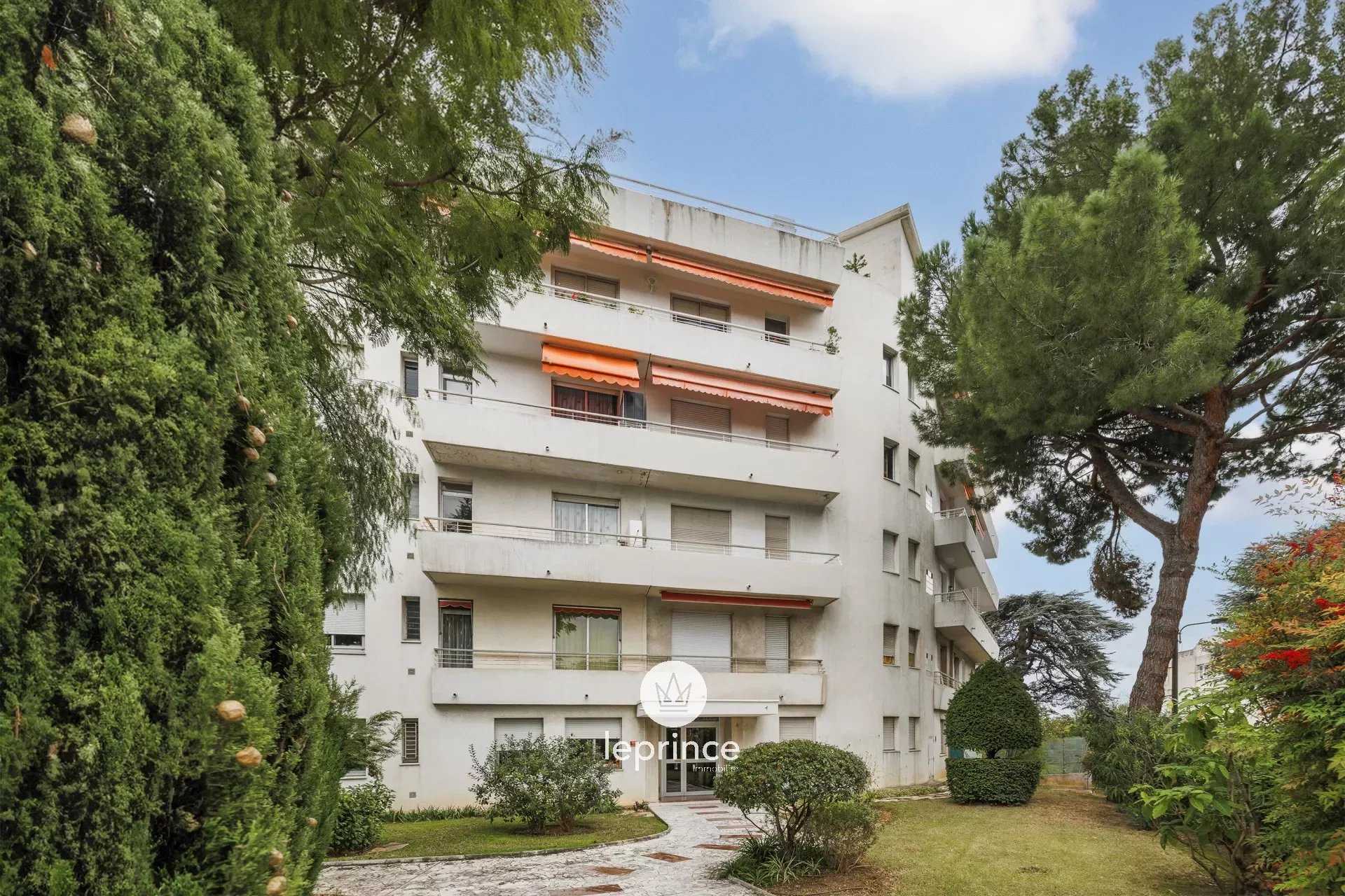 Condominium in Nice, Provence-Alpes-Cote d'Azur 12423052