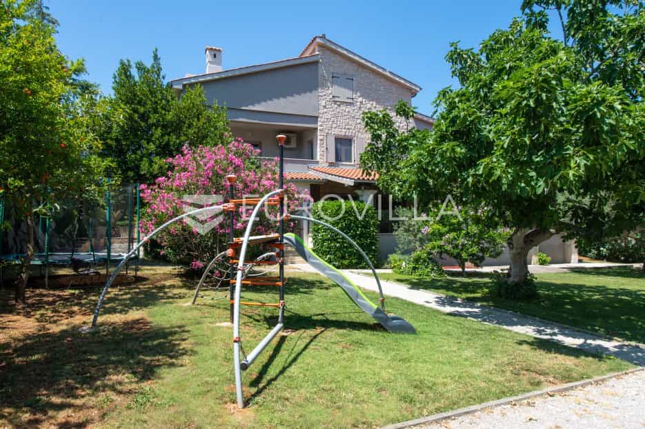 房子 在 Ližnjan, Istarska županija 12426335