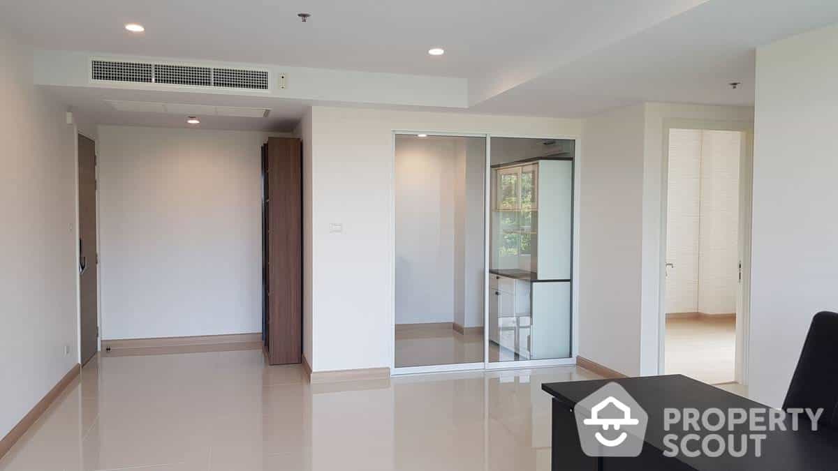 Condominium in Ban Wat Bang Kachao Klang, Samut Prakan 12428453