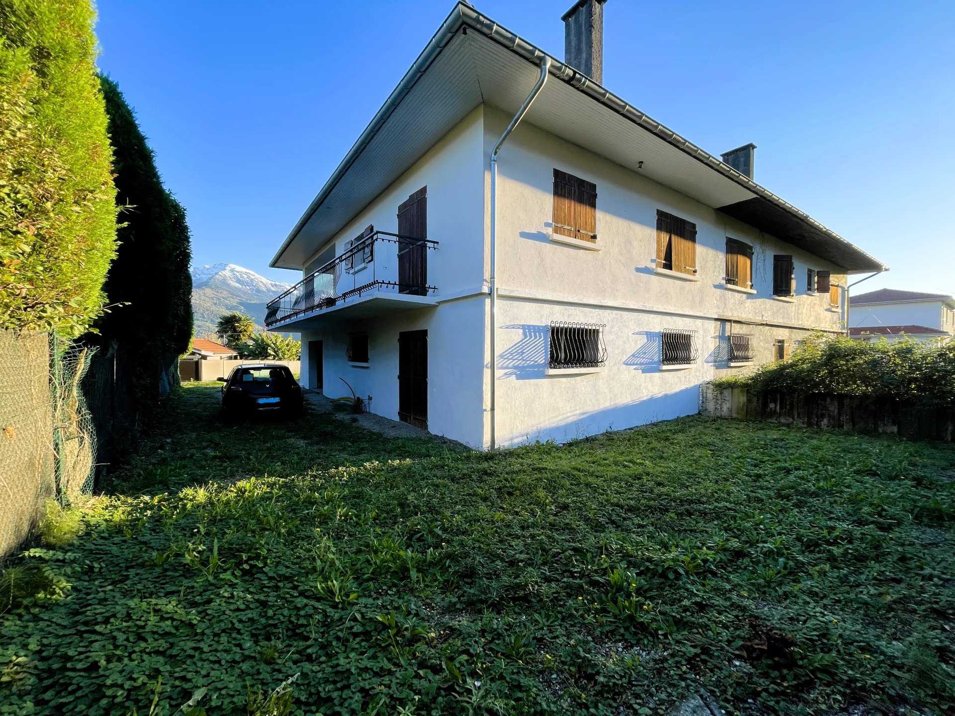 Несколько домов в Сен-Исмье, Овернь-Рона-Альпы 12430418