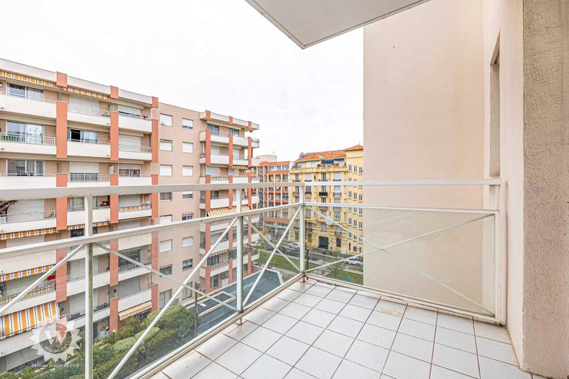 Condominium in Nice, Alpes-Maritimes 12430439
