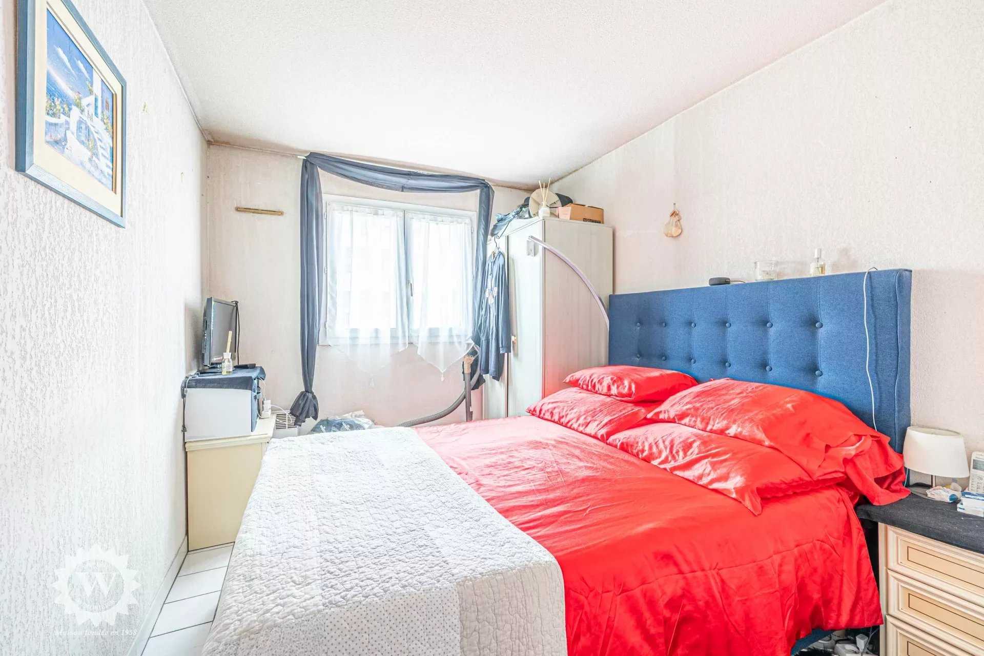 Condominium in Nice, Provence-Alpes-Cote d'Azur 12430439