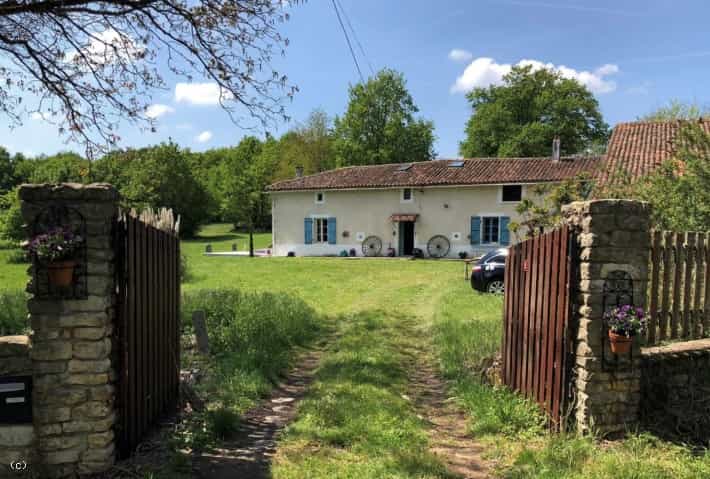 σπίτι σε Nanteuil-en-Vallee, Nouvelle-Aquitaine 12443859