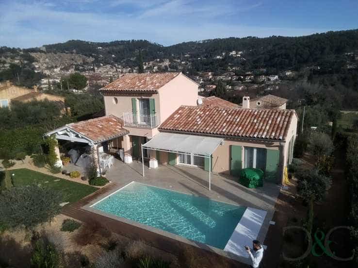 بيت في Cotignac, Provence-Alpes-Cote d'Azur 12445281