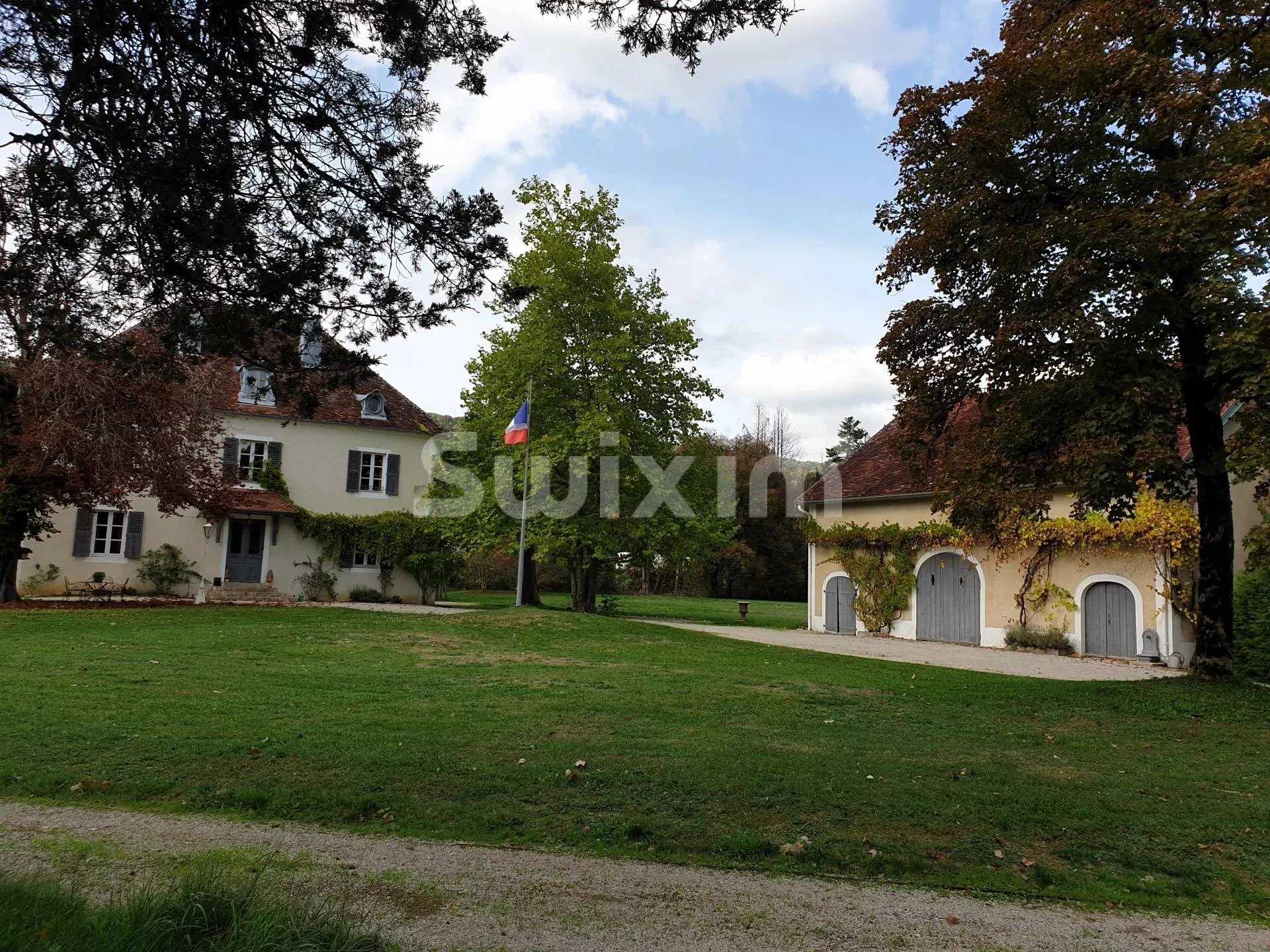 casa en Lons-le-Saunier, Bourgogne-Franche-Comte 12445729