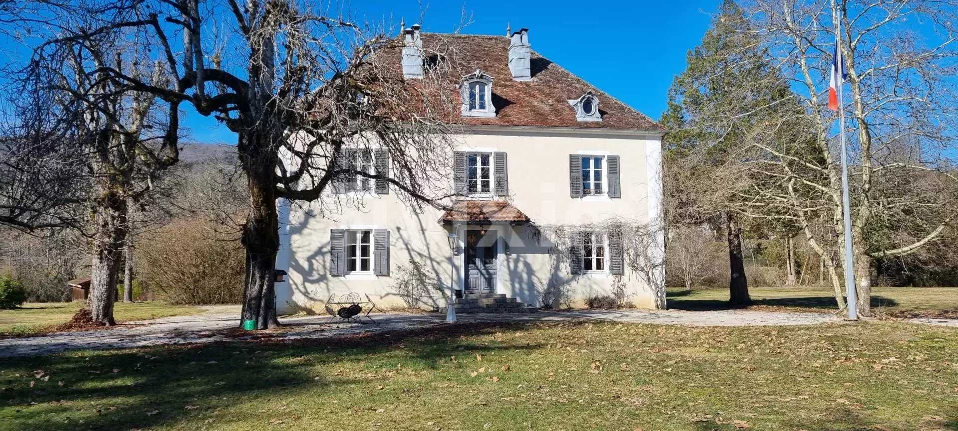 Huis in Lons-le-Saunier, Bourgogne-Franche-Comte 12445729