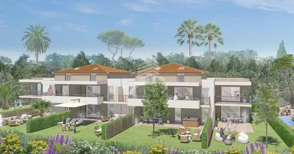 Condominium in Grasse, Provence-Alpes-Côte d'Azur 12445806