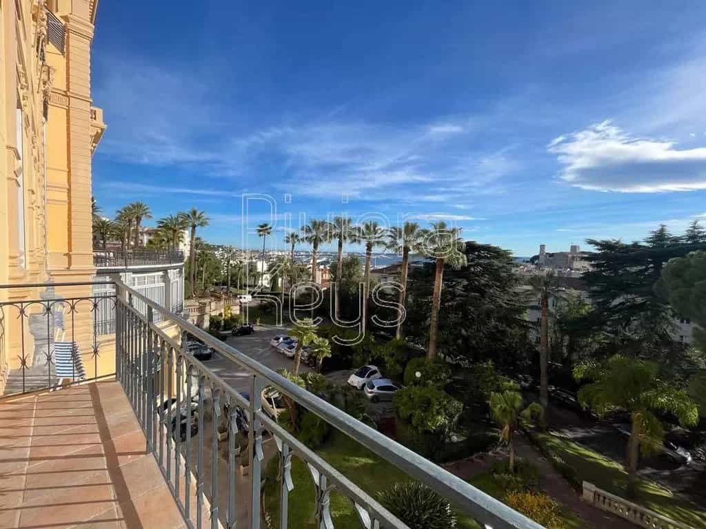 Condominium in Cannes, Provence-Alpes-Cote d'Azur 12446264