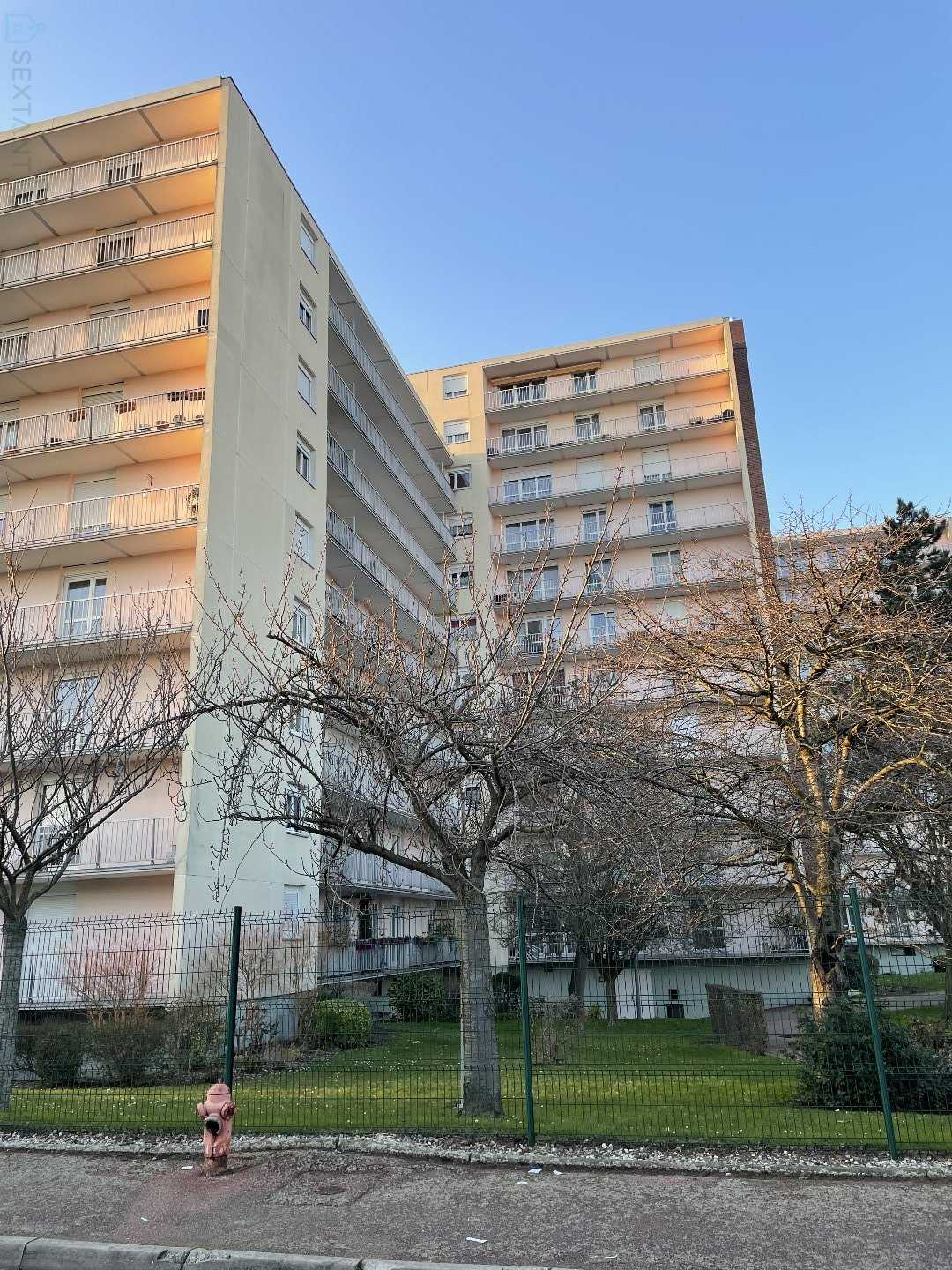 Condominium in Sotteville-les-Rouen, Normandie 12446745