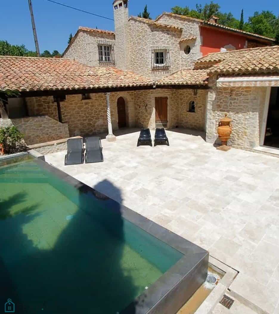 بيت في Le Plan-de-la-Tour, Provence-Alpes-Cote d'Azur 12446771
