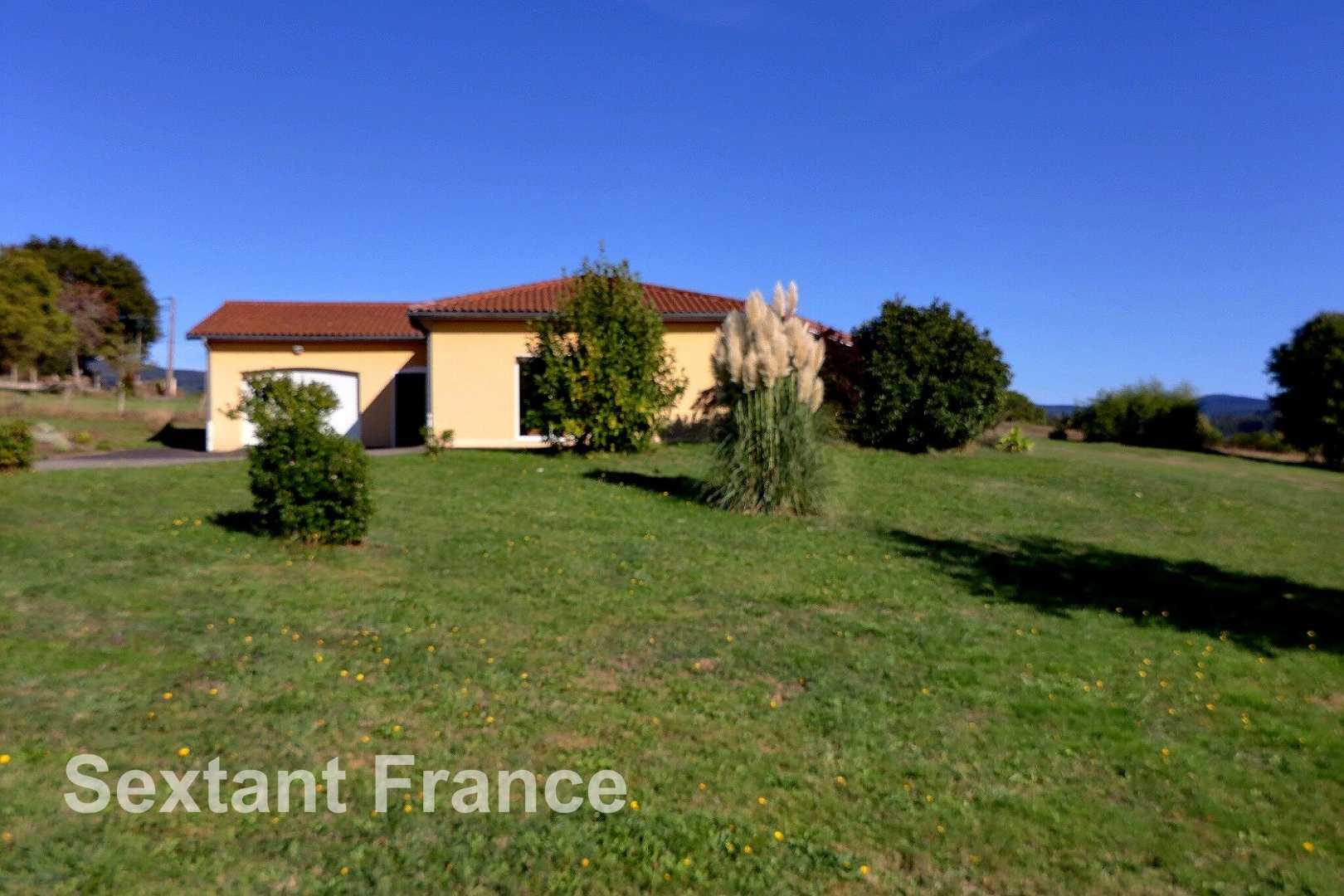 casa no Celles-sur-Durolle, Auvergne-Rhone-Alpes 12446915
