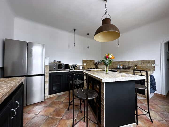 公寓 在 Arles, Provence-Alpes-Cote d'Azur 12446946