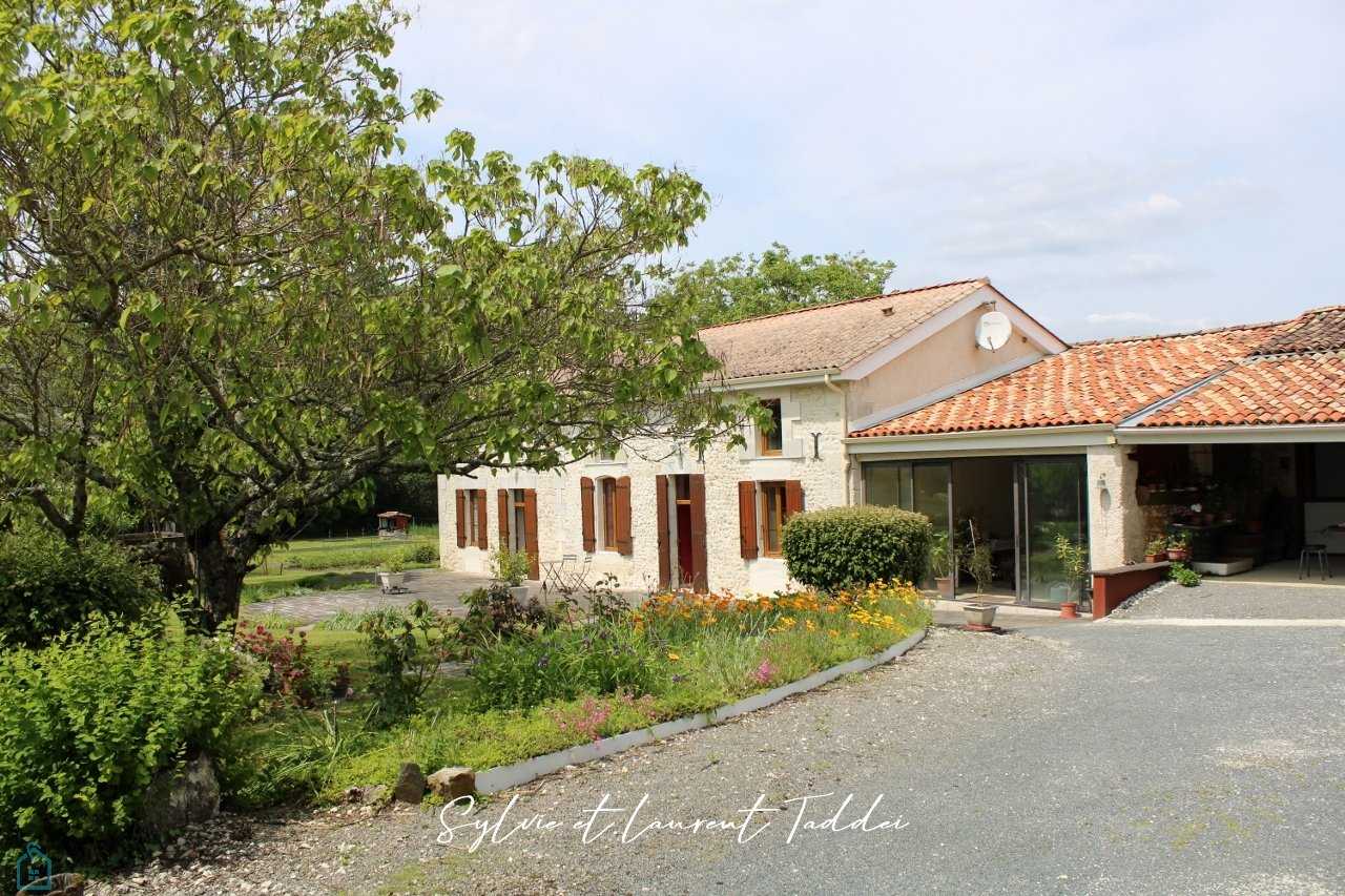 House in Montguyon, Nouvelle-Aquitaine 12447351