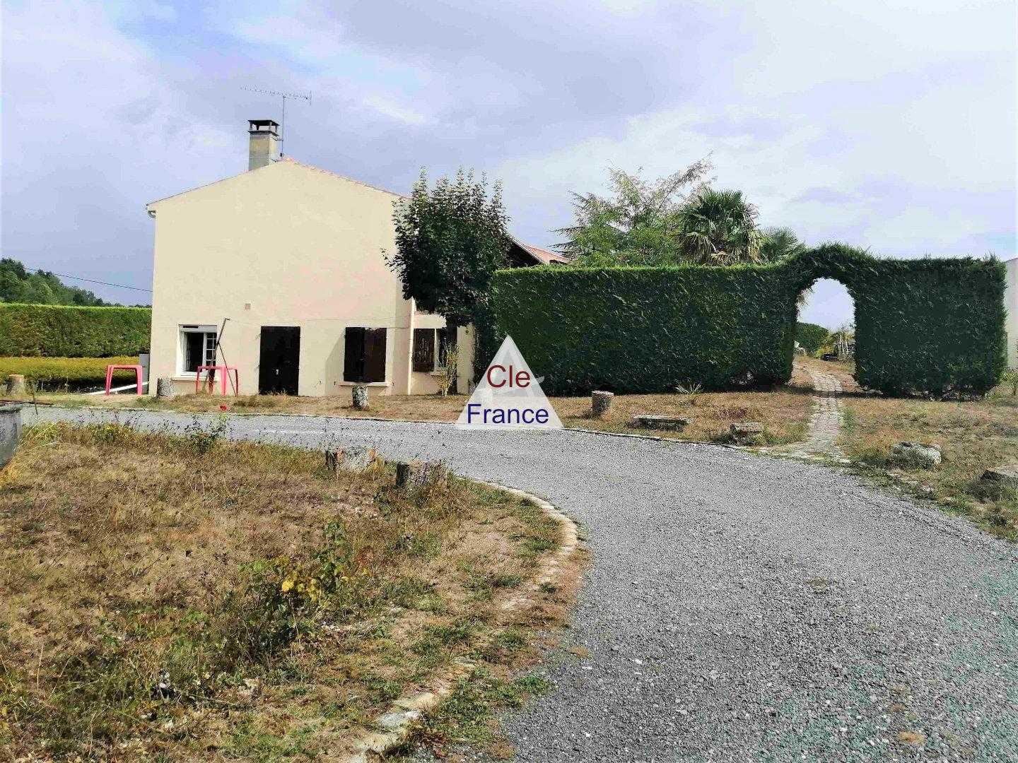 Huis in Saint-Jean-d'Angely, Nouvelle-Aquitanië 12449000