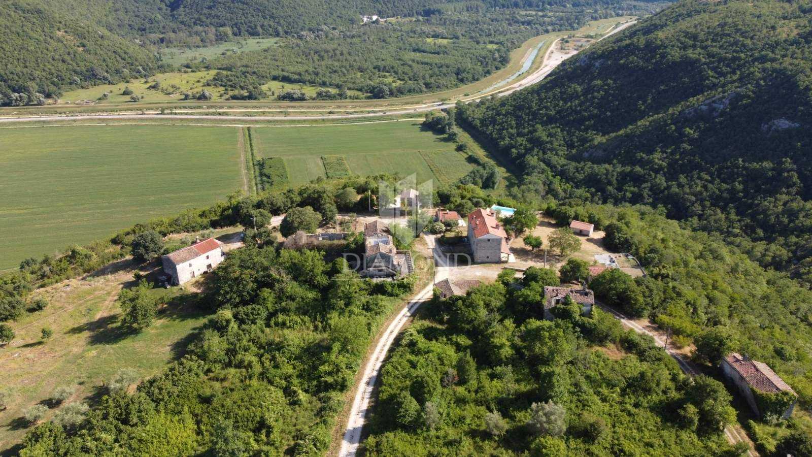 Land in Grožnjan, Istria County 12452386