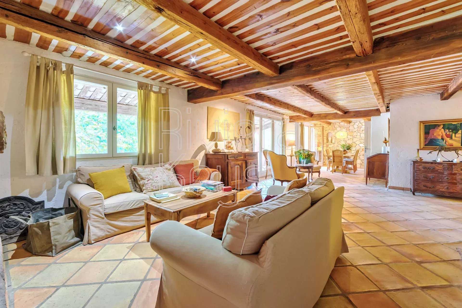 Hus i Roquebrune-sur-Argens, Provence-Alpes-Cote d'Azur 12453950