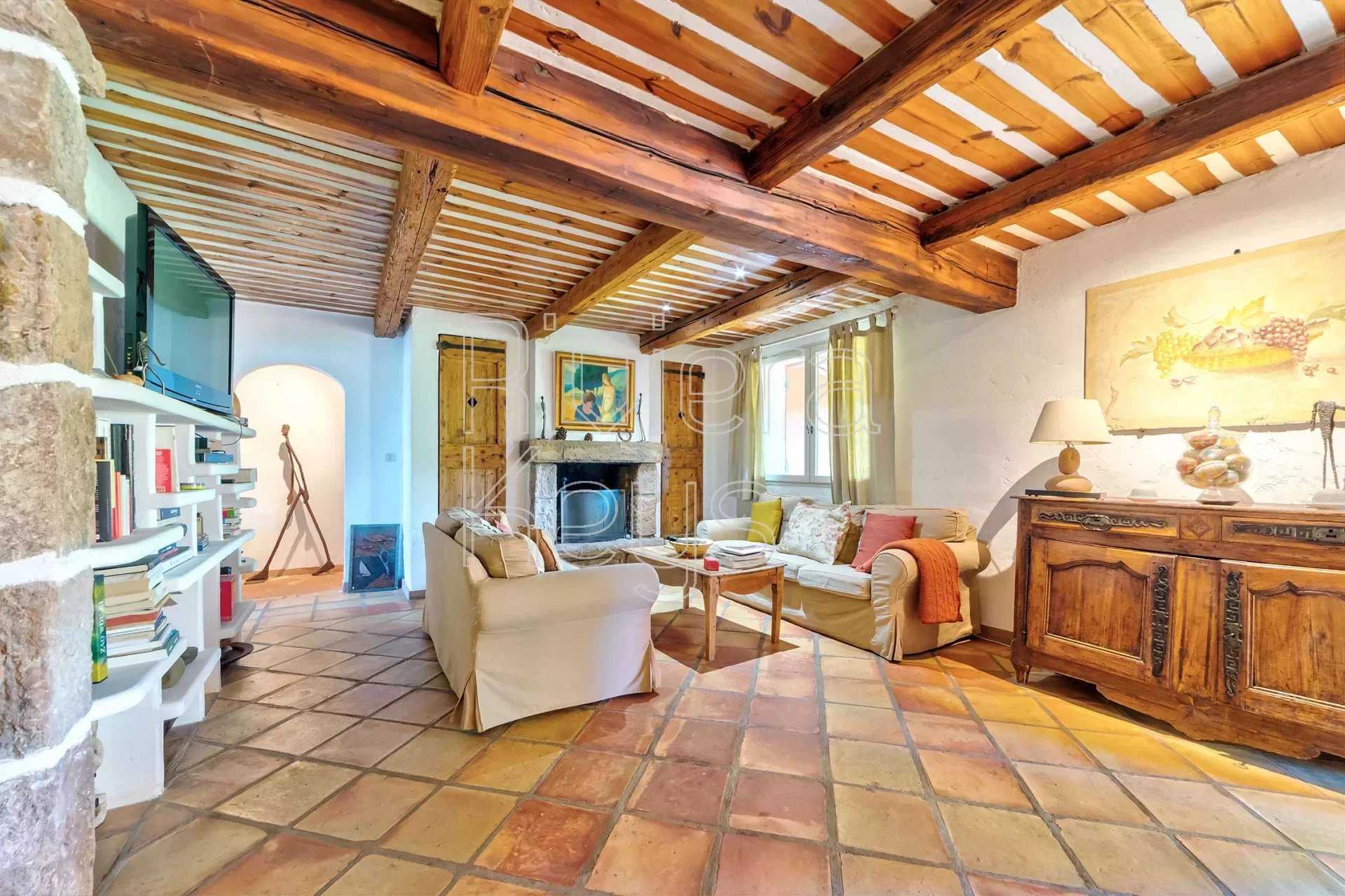Casa nel Roquebrune-sur-Argens, Provenza-Alpi-Costa Azzurra 12453950