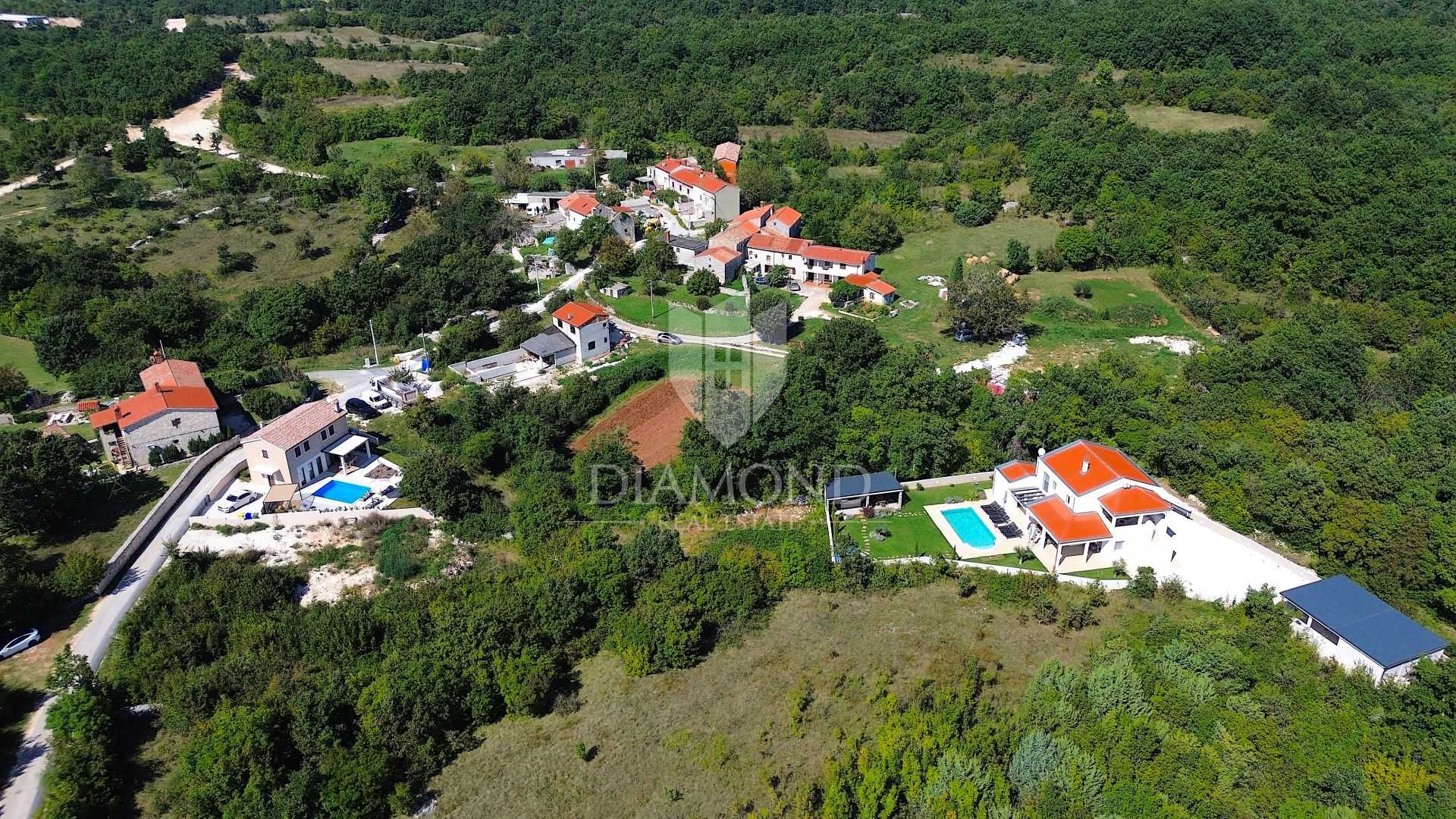 Land i Svetvinčenat, Istria County 12456097
