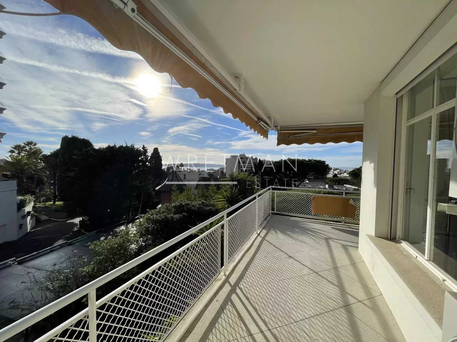 Condominium in Cannes, Provence-Alpes-Cote d'Azur 12456896