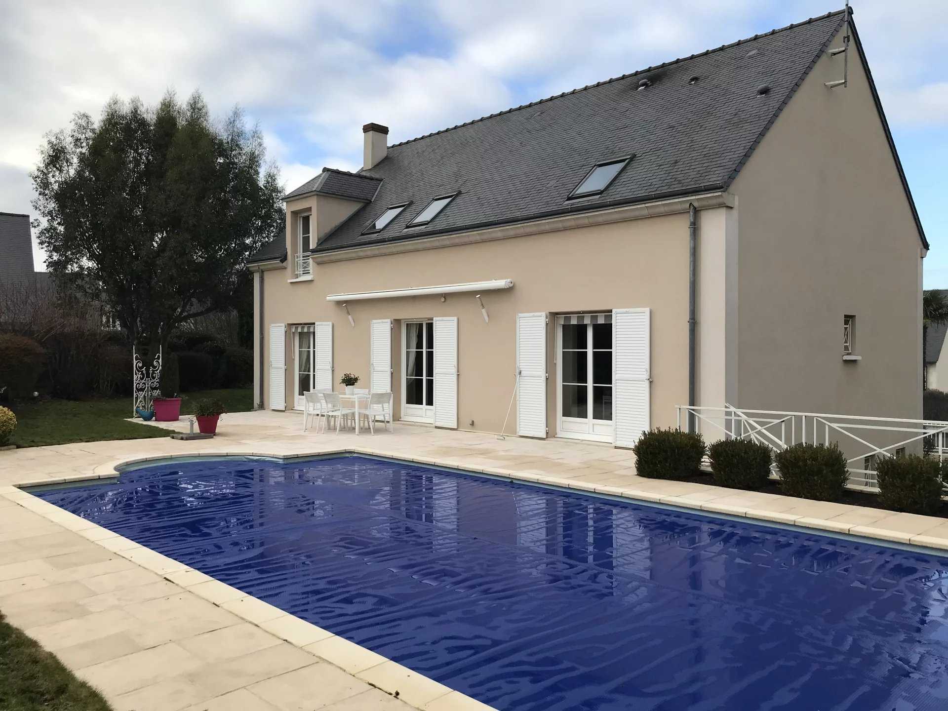 House in Saint-Cyr-sur-Loire, Centre-Val de Loire 12457007