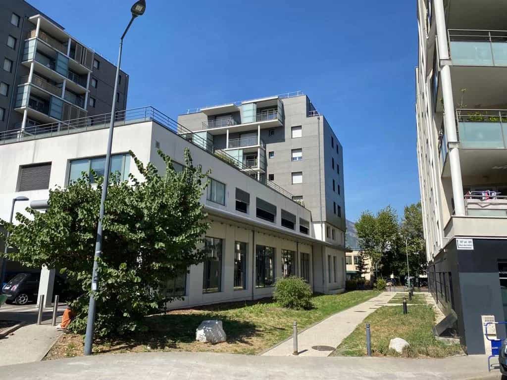 Condominium in Grenoble, Auvergne-Rhone-Alpes 12457032