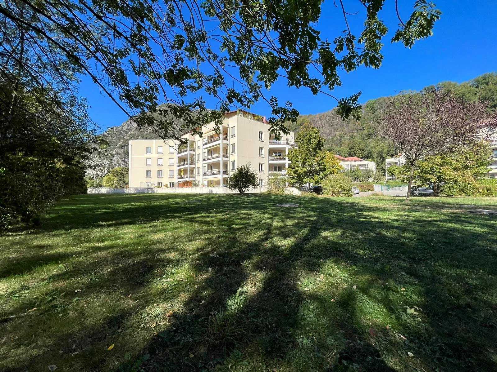 Condominium in Saint-Egreve, Auvergne-Rhone-Alpes 12457059