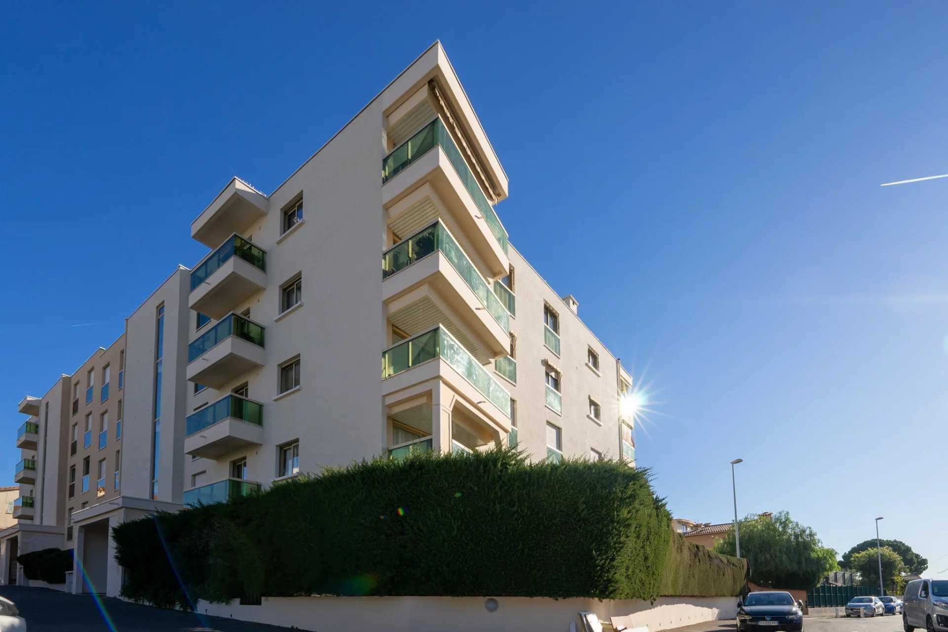 Condominium in Saint-Laurent-du-Var, Provence-Alpes-Cote d'Azur 12464110