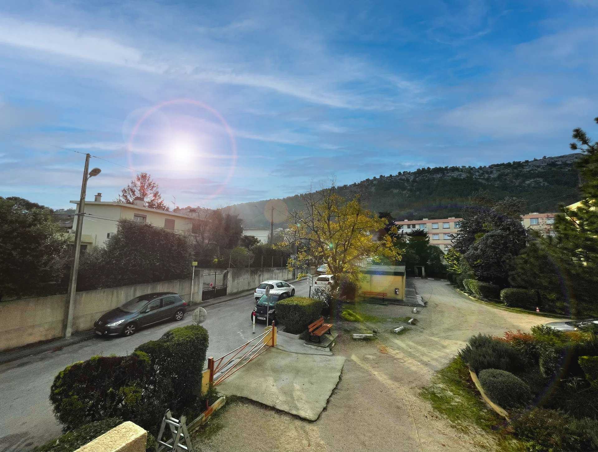 Ejerlejlighed i La Penne-sur-Huveaune, Provence-Alpes-Cote d'Azur 12464127