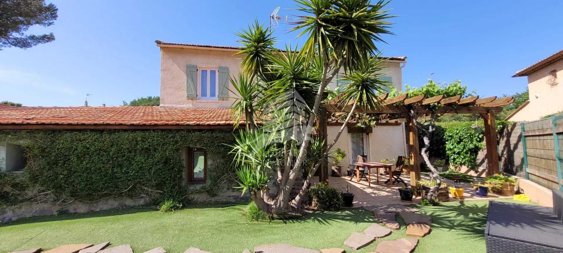 Condominium in Saint-Raphael, Provence-Alpes-Cote d'Azur 12465446