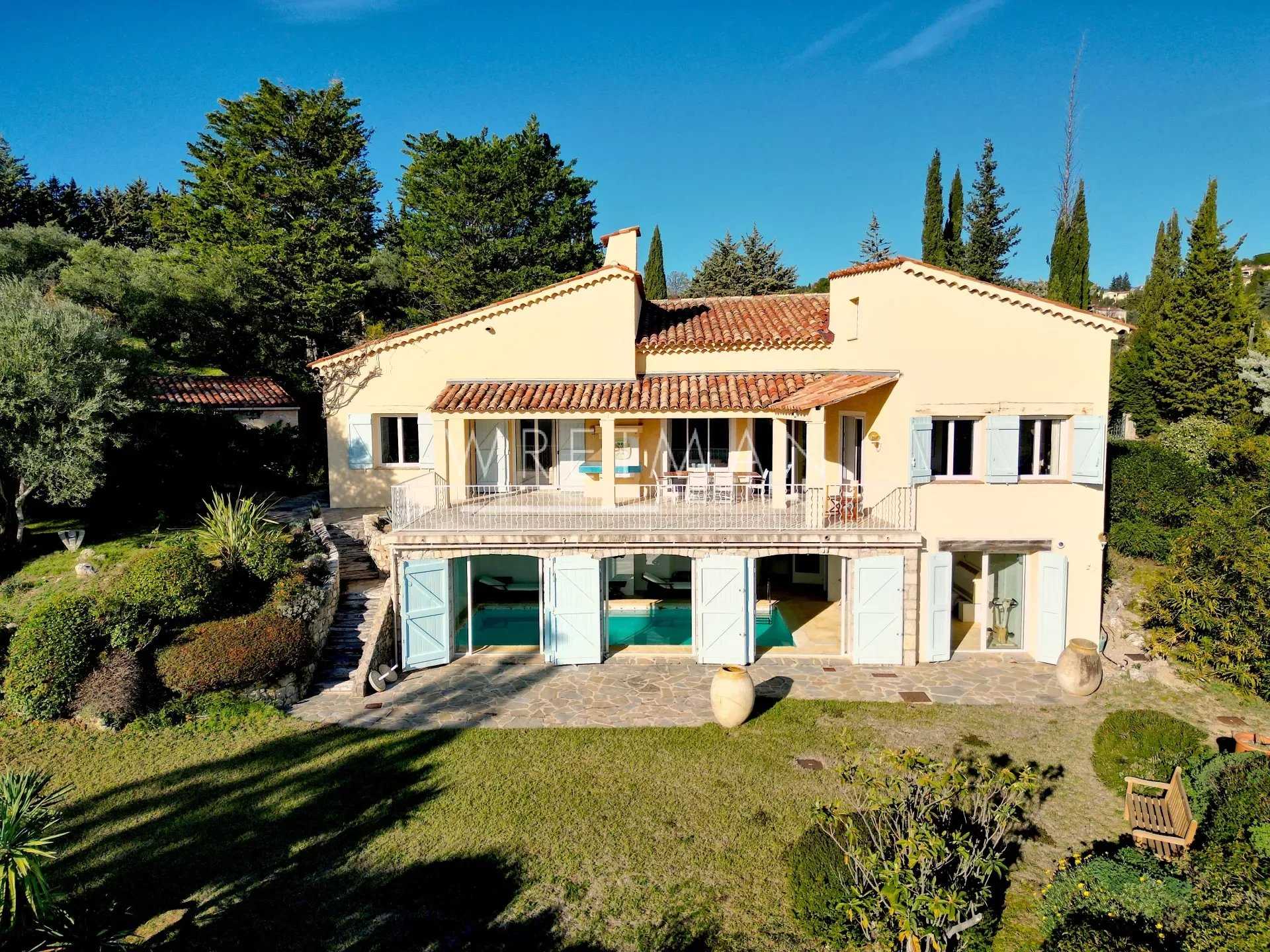 Talo sisään Tourrettes, Provence-Alpes-Cote d'Azur 12467603