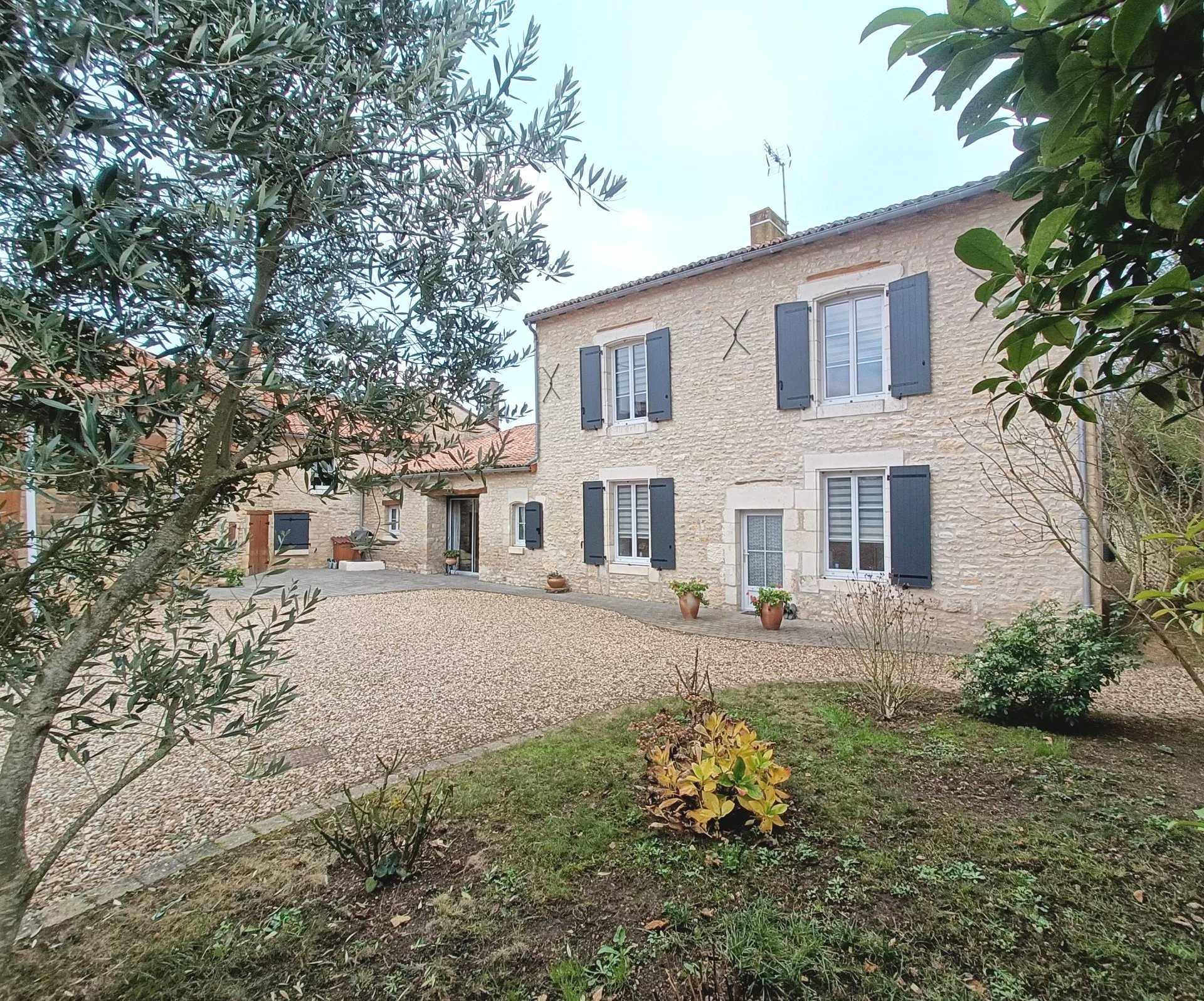 casa no Neuville-de-Poitou, Nouvelle-Aquitaine 12467615