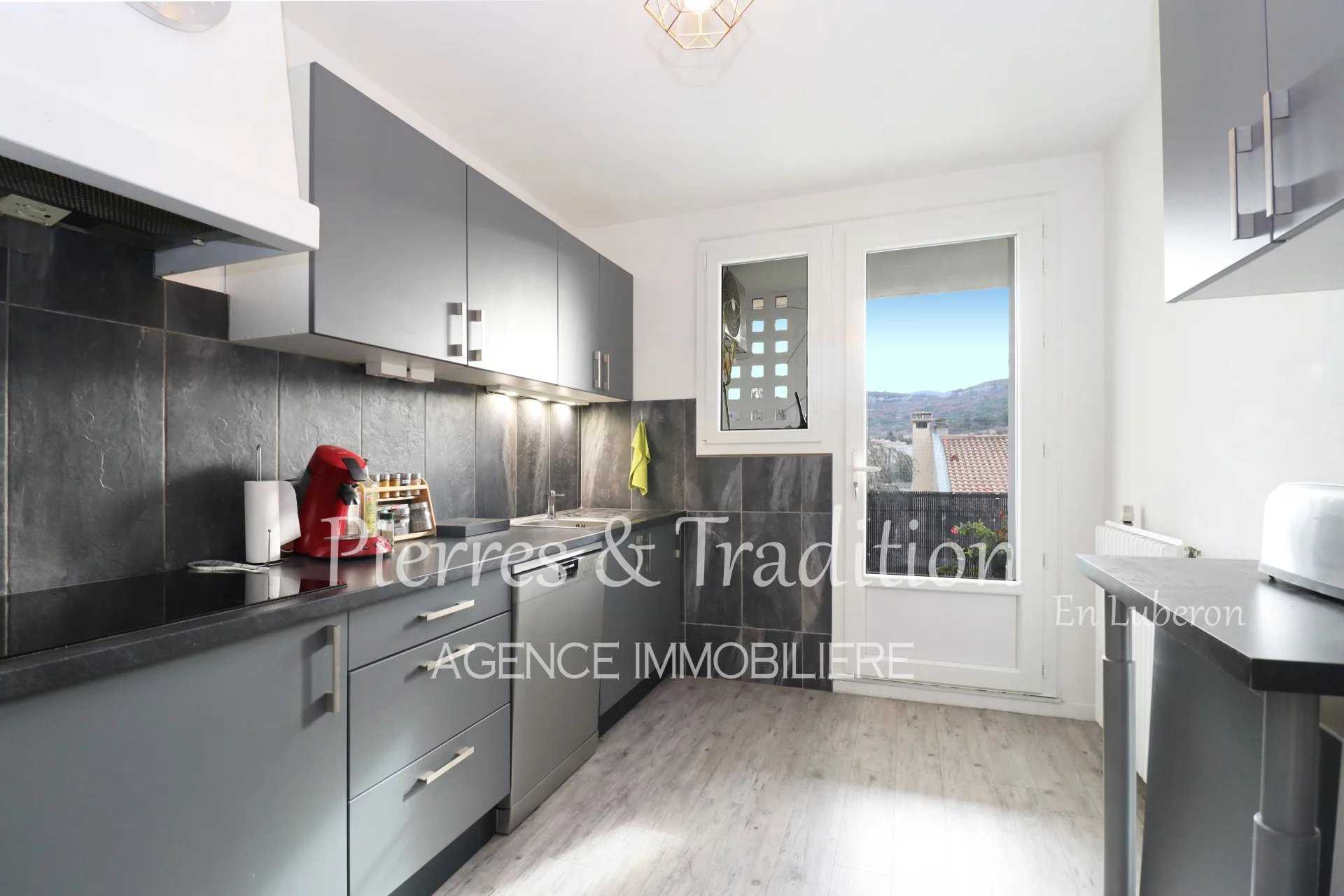 Condominium in Apt, Provence-Alpes-Cote d'Azur 12477492