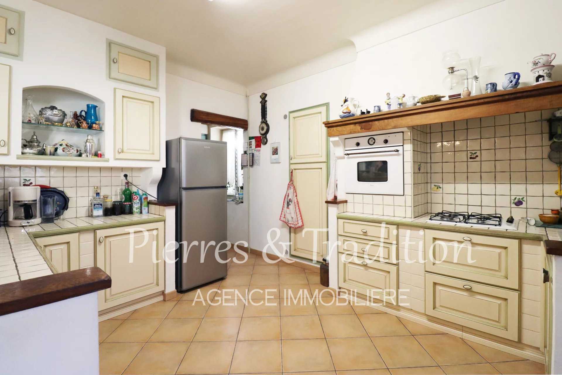 Rumah di Cereste, Provence-Alpes-Cote d'Azur 12477494