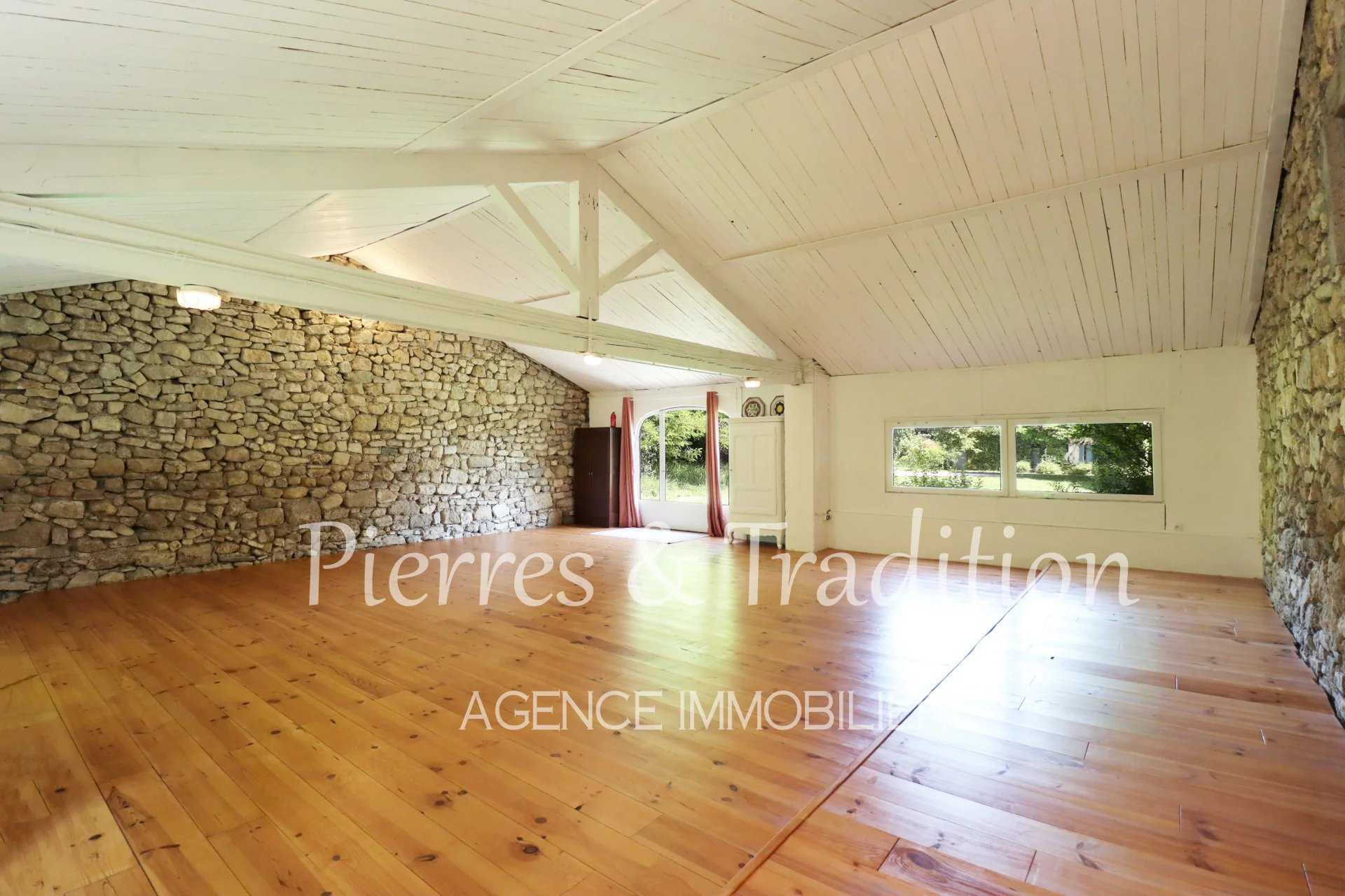 Talo sisään Viens, Provence-Alpes-Cote d'Azur 12477505