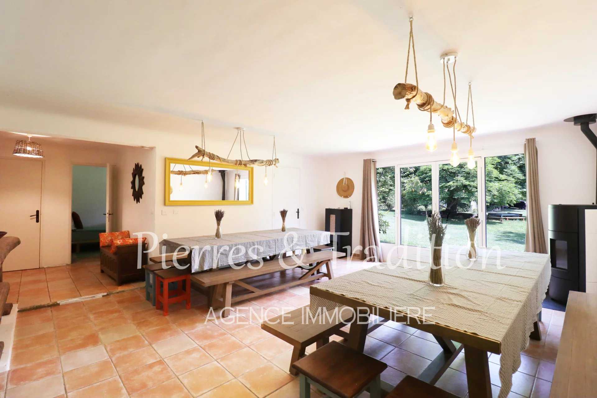 Talo sisään Viens, Provence-Alpes-Cote d'Azur 12477505