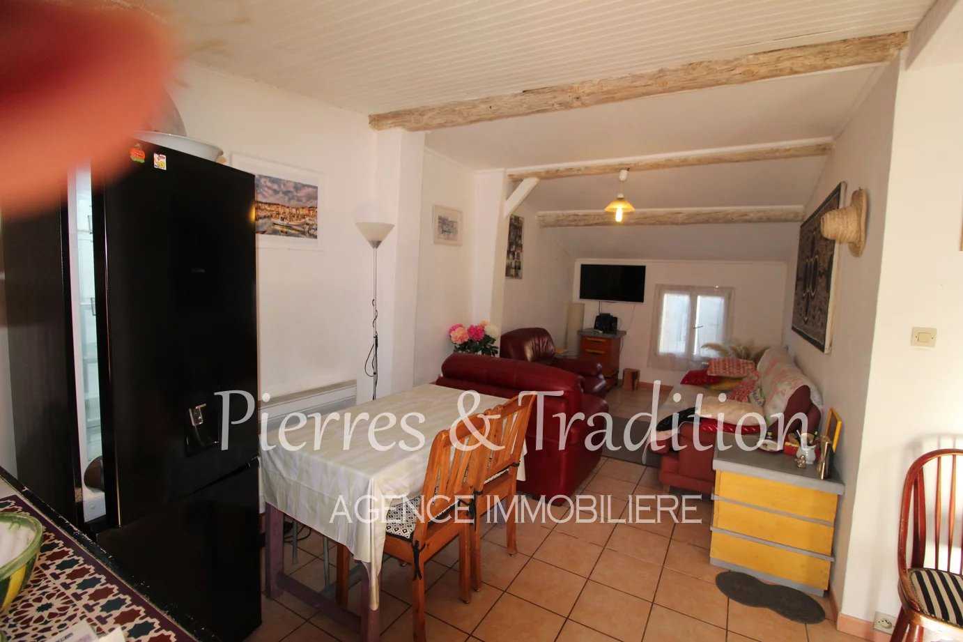 Condominium in Apt, Provence-Alpes-Cote d'Azur 12477507