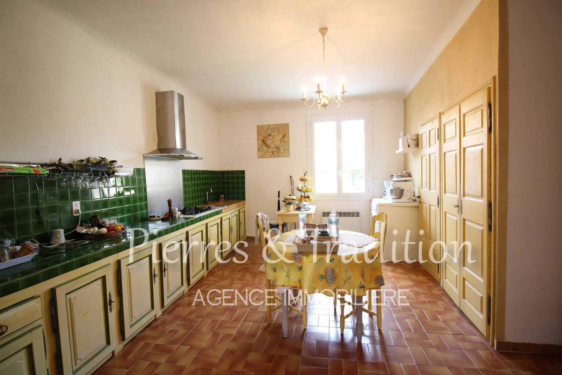 House in Apt, Vaucluse 12477515
