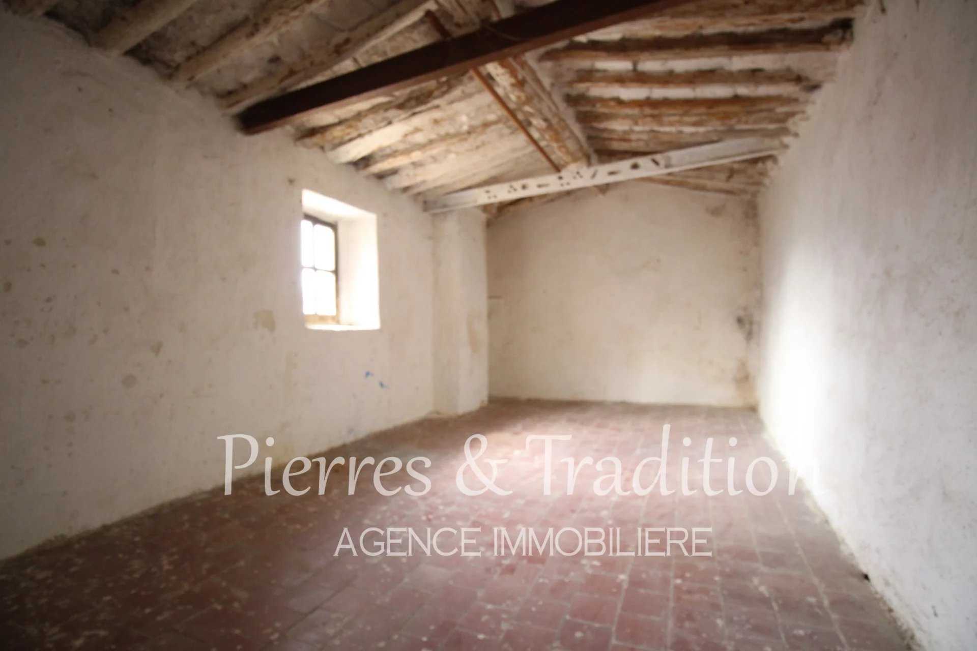 House in Bonnieux, Provence-Alpes-Cote d'Azur 12477526