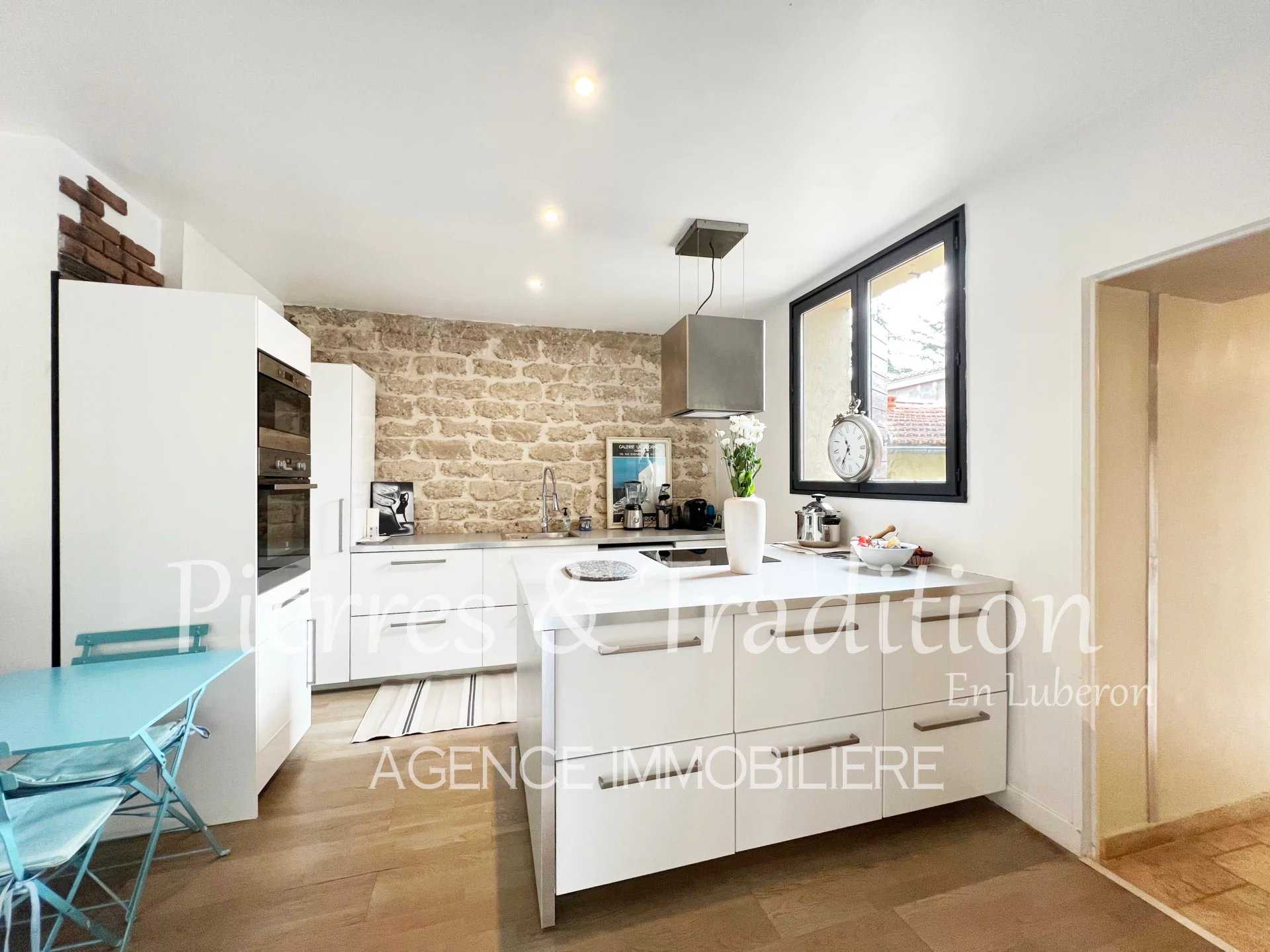 Condominium in Apt, Provence-Alpes-Cote d'Azur 12477531