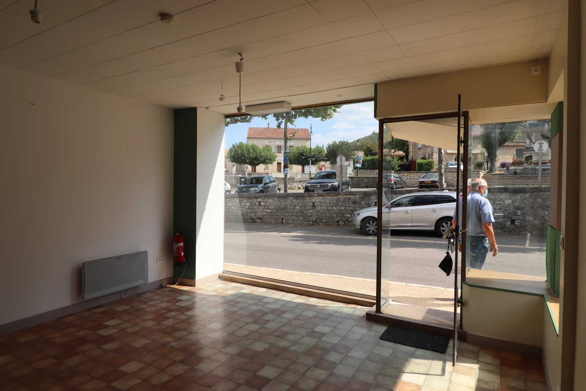 Retail in Cereste, Provence-Alpes-Cote d'Azur 12477533