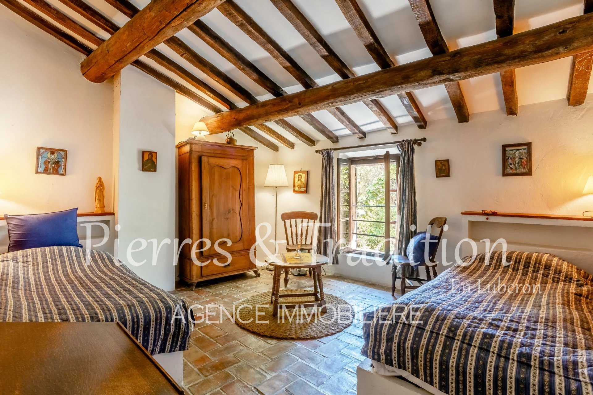 Rumah di Caseneuve, Provence-Alpes-Cote d'Azur 12477544
