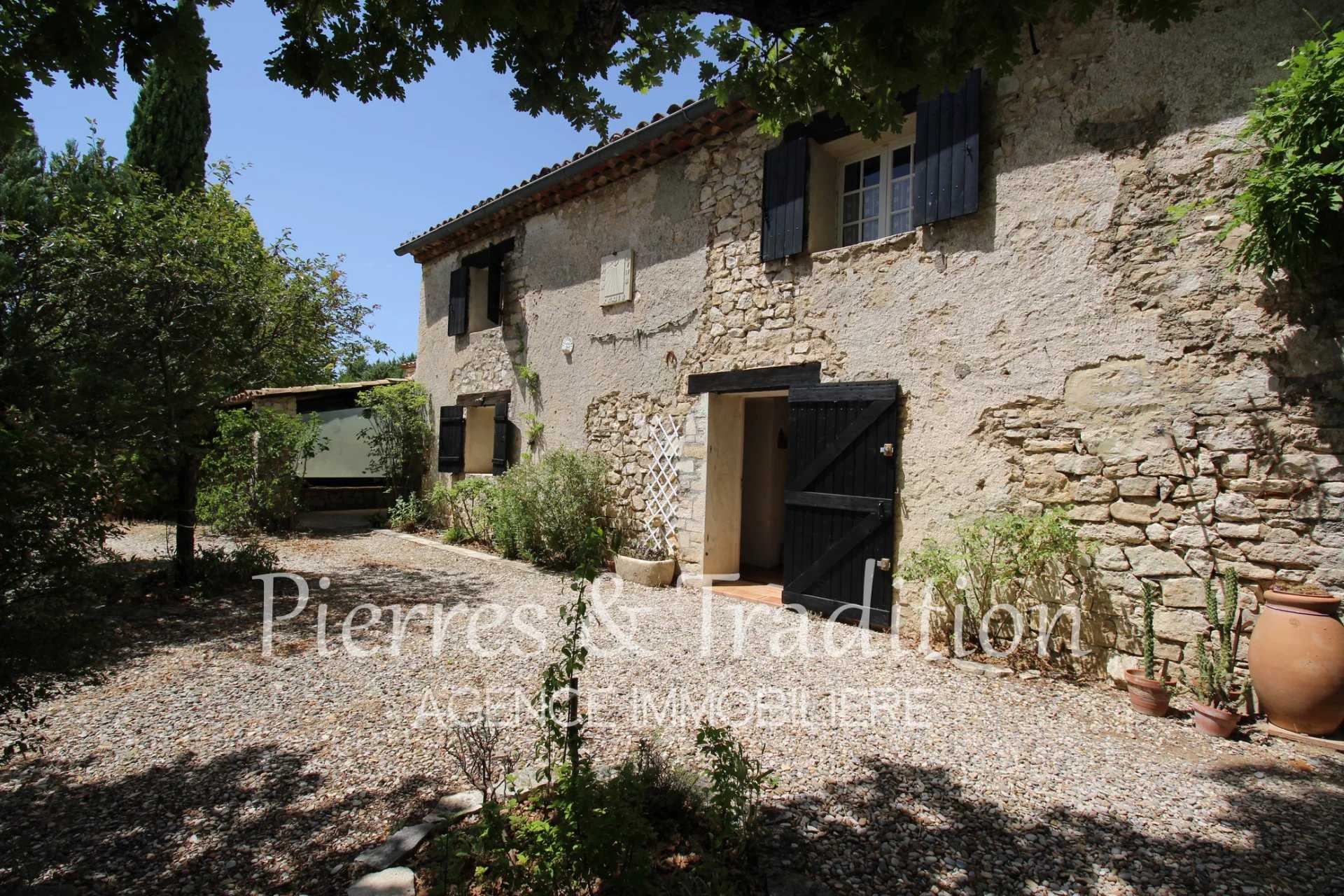 Talo sisään Viens, Provence-Alpes-Cote d'Azur 12477566