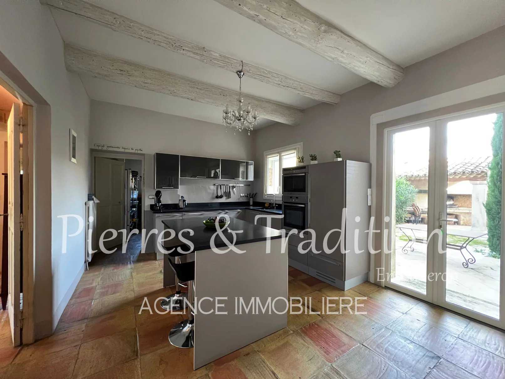 집 에 Apt, Provence-Alpes-Cote d'Azur 12477570
