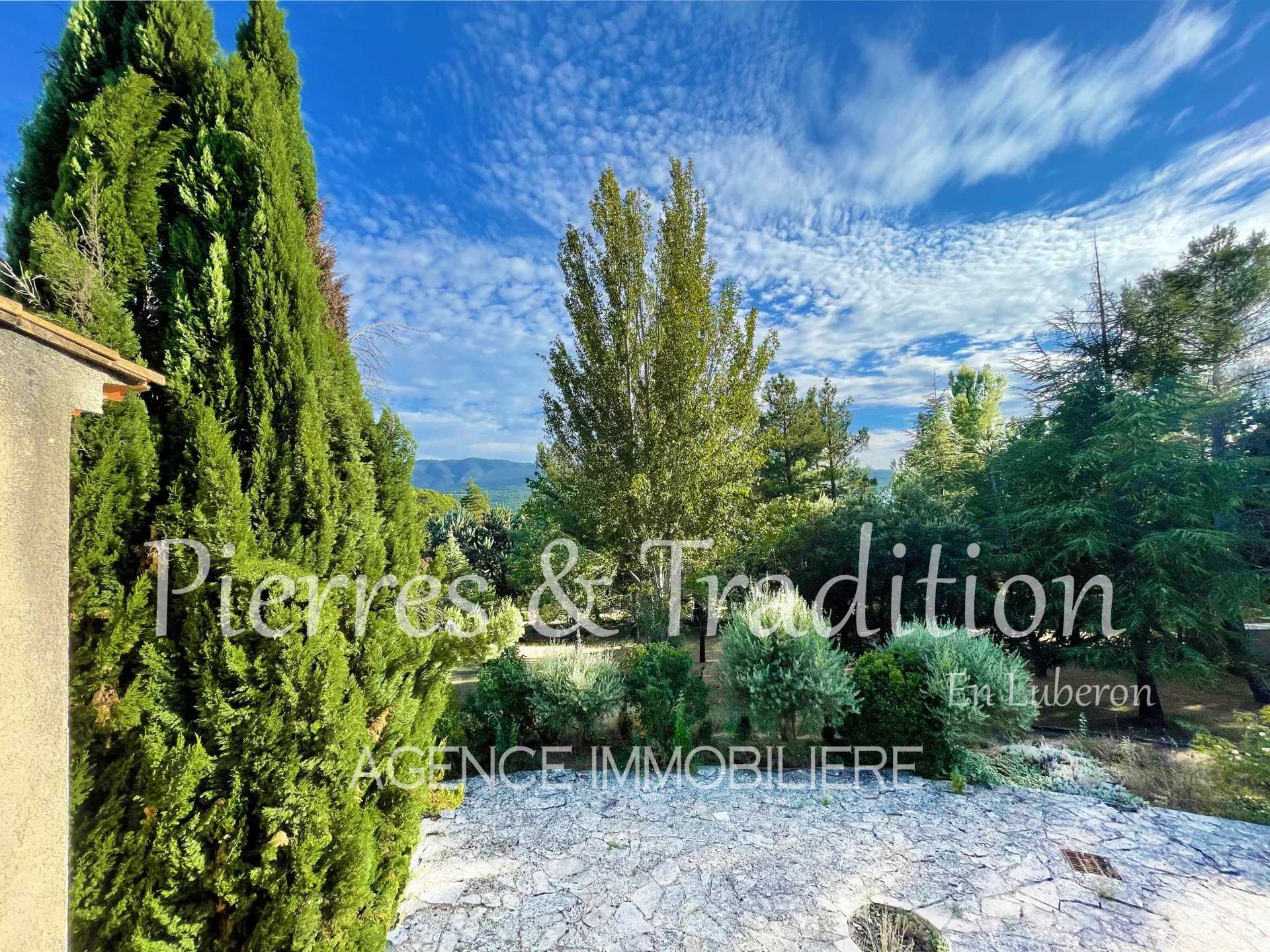 بيت في Saignon, Provence-Alpes-Cote d'Azur 12477578