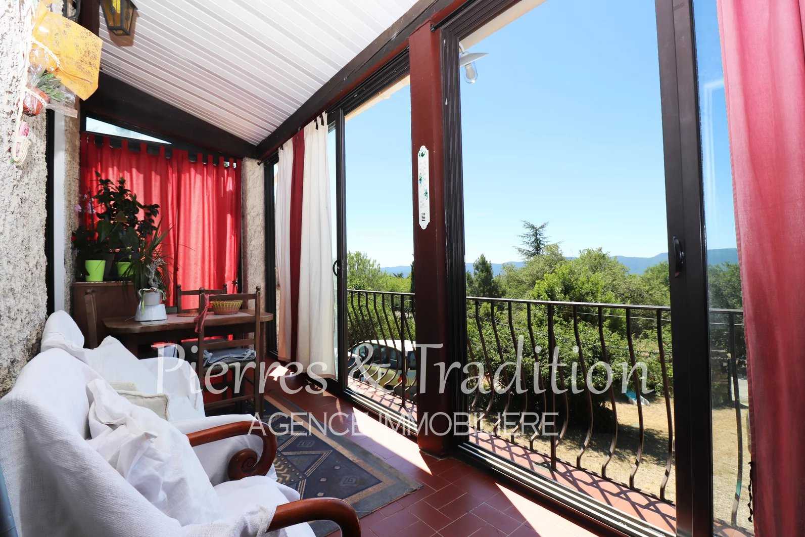 Talo sisään Viens, Provence-Alpes-Cote d'Azur 12477585